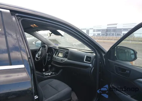 2018 Toyota Highlander Le z USA, uszkodzony, nr VIN 5TDBZRFH9JS889802